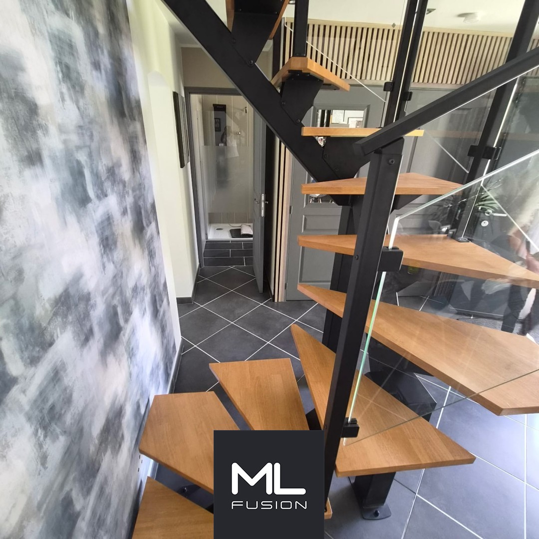 Escalier intérieur métal noir, marches bois et garde-corps verre