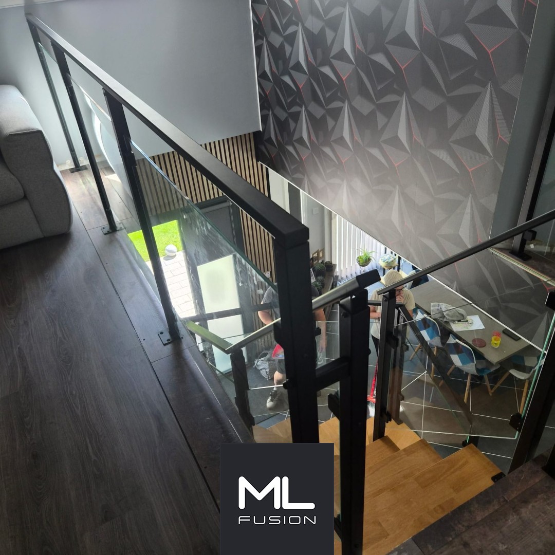 Escalier intérieur métal noir, marches bois et garde-corps verre