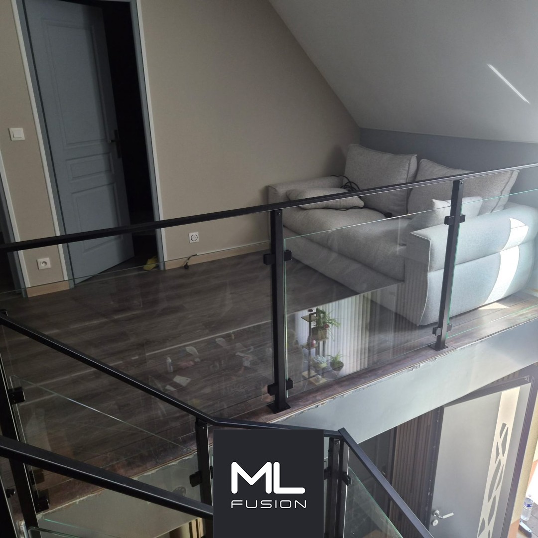Escalier intérieur métal noir, marches bois et garde-corps verre