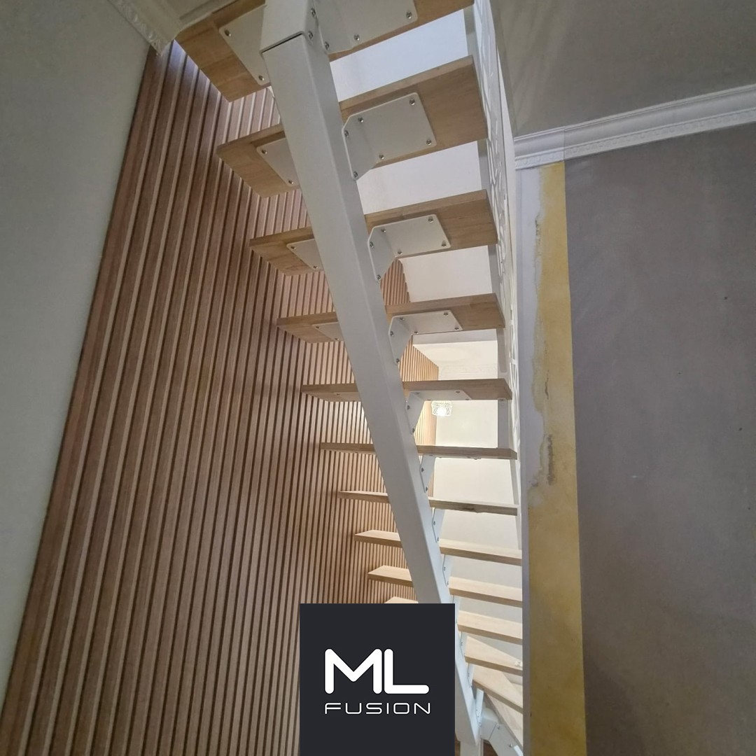 Escalier limon central blanc, marches bois et garde-corps découpe laser