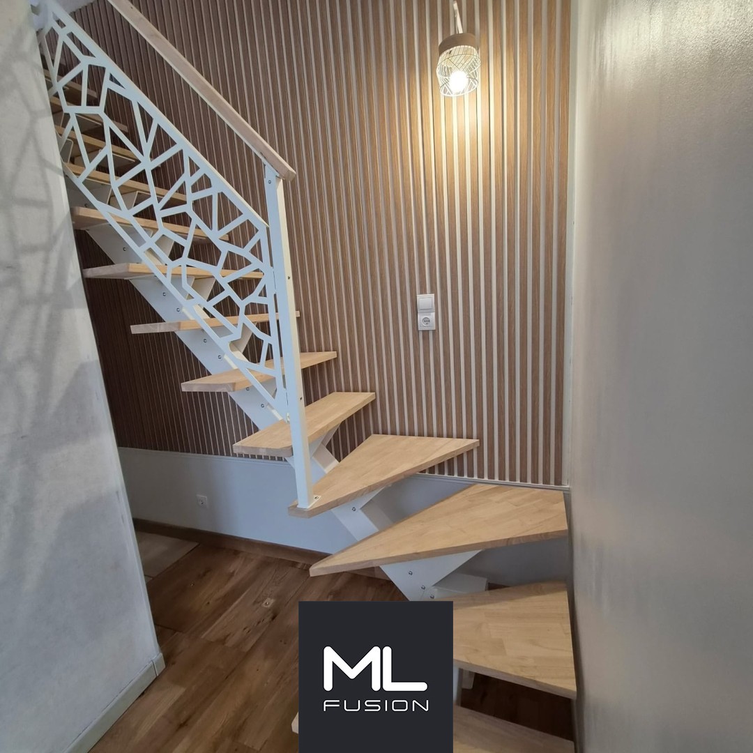 Escalier limon central blanc, marches bois et garde-corps découpe laser