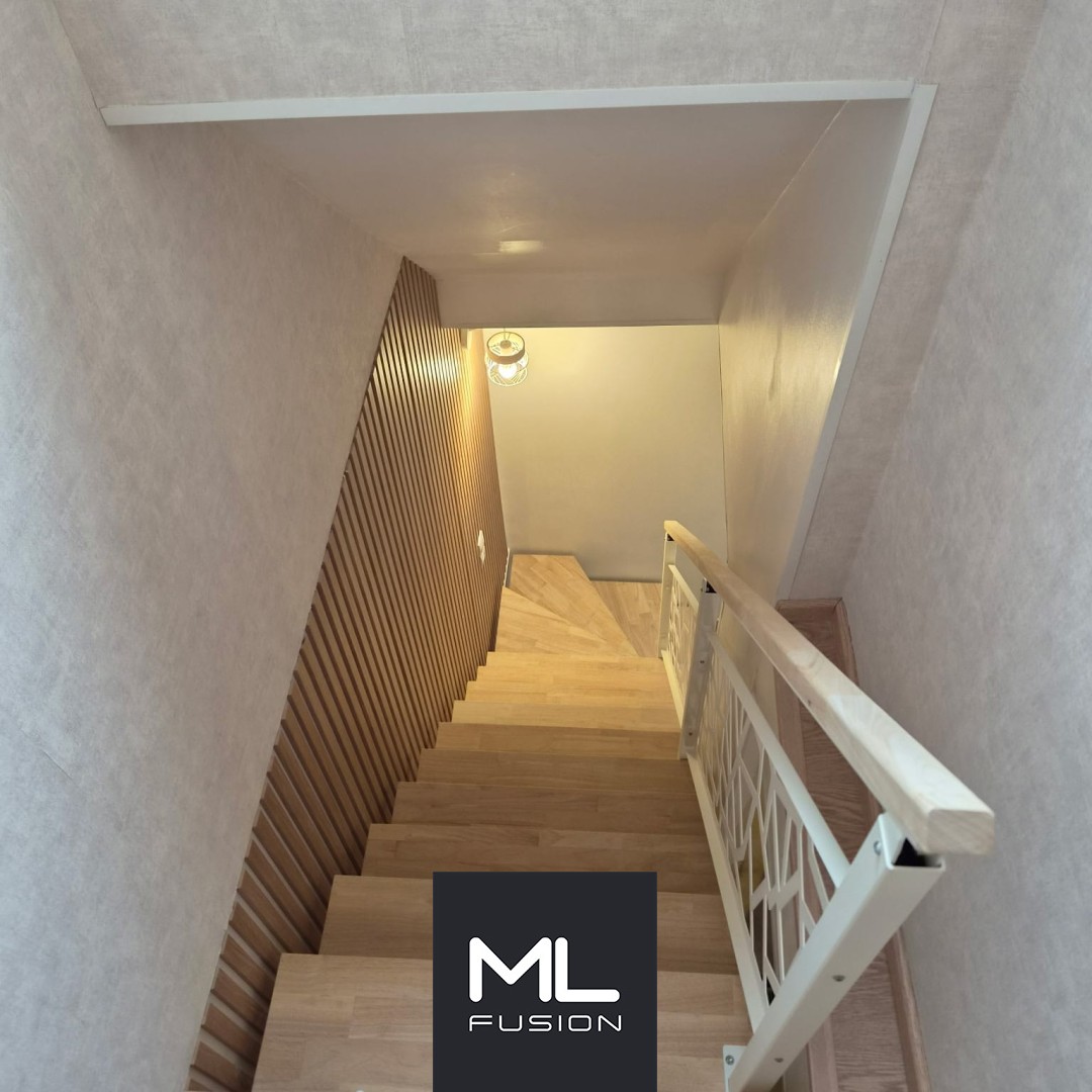 Escalier limon central blanc, marches bois et garde-corps découpe laser