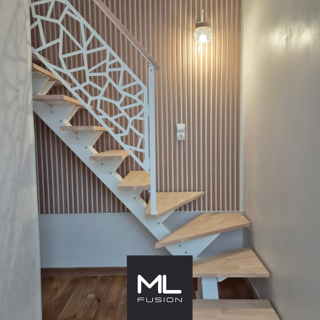 Escalier limon central blanc, marches bois et garde-corps découpe laser