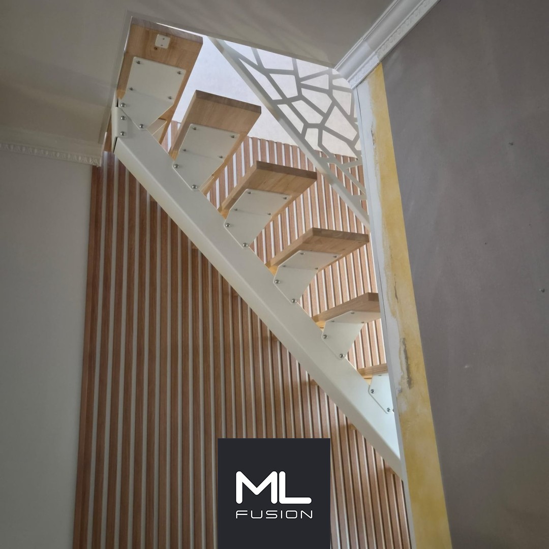 Escalier limon central blanc, marches bois et garde-corps découpe laser