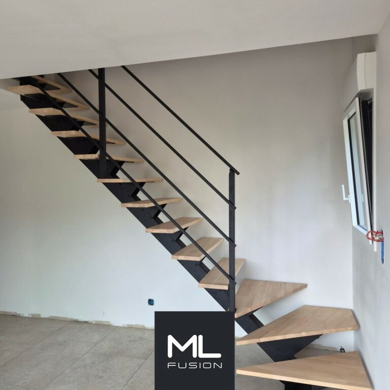 Escalier limon central métal noir, marches bois et rampe à lisses