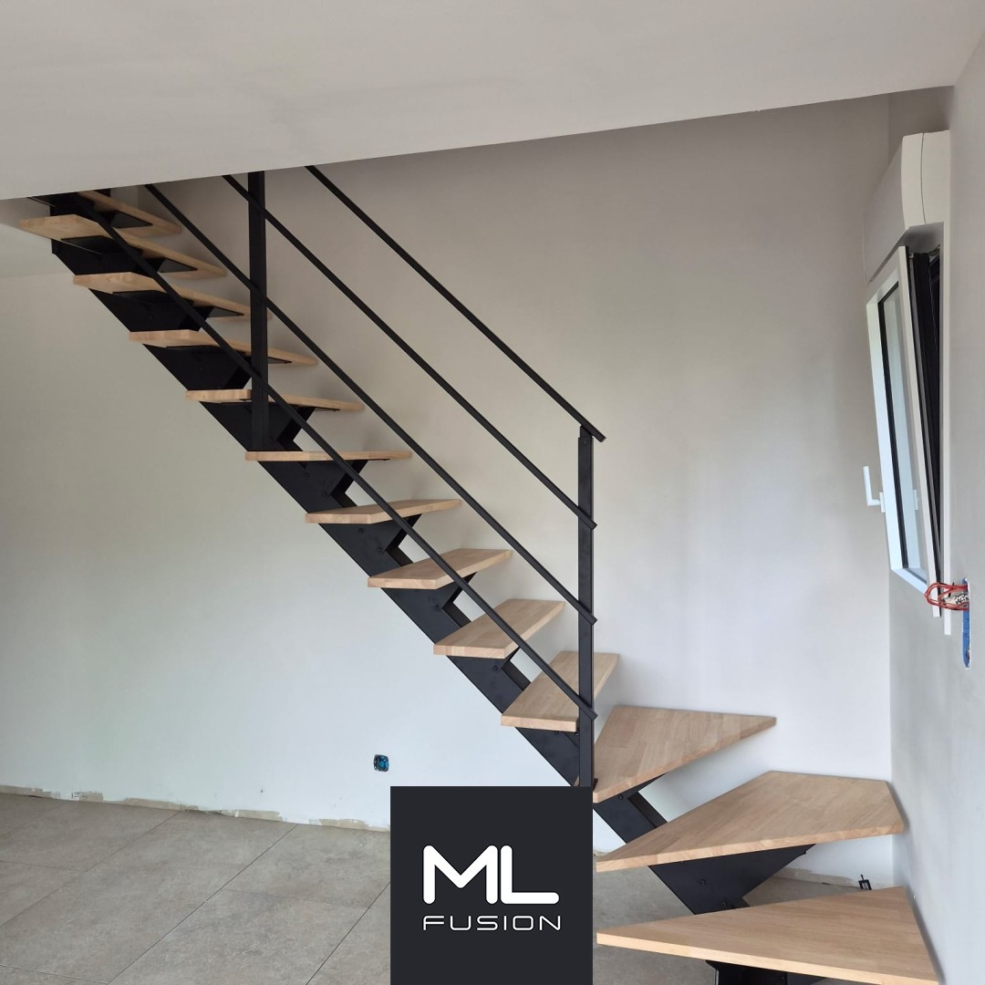 Escalier limon central métal noir, marches bois et rampe à lisses