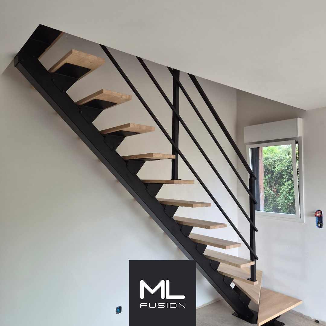 Escalier limon central métal noir, marches bois et rampe à lisses