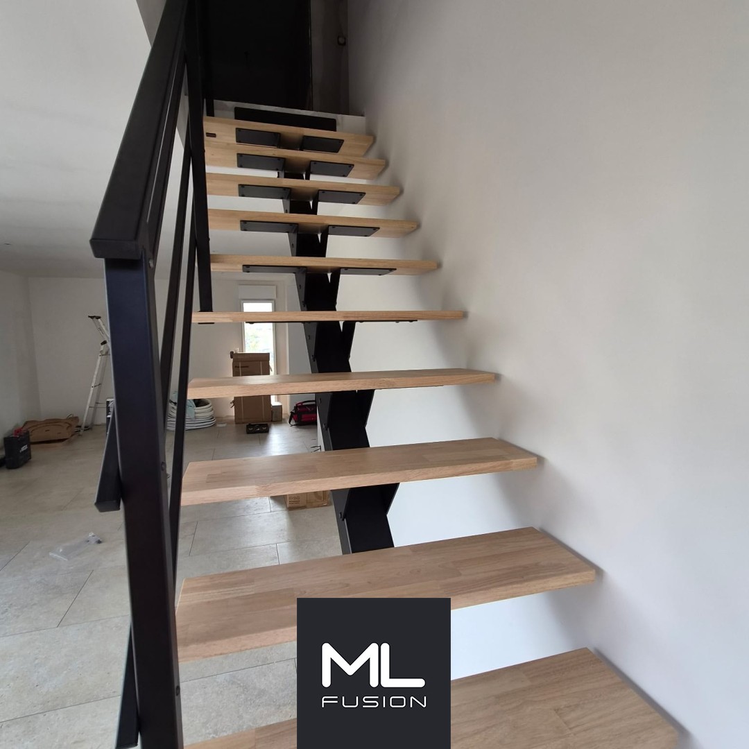 Escalier limon central métal noir, marches bois et rampe à lisses